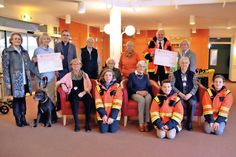Scheckübergabe nach dem Adventsbasar im Seniorenstift Curanum in Timmendorfer Strand: Susanne Stella Lemke mit Hund (von links), Erika Weigandt, Einrichtungsleiter Philipp Wanke, Mitglieder der Kreativ-Gruppe, Junior-Retter der DLRG und Olaf Techen (hi. 2. v.re.). (Foto: René Kleinschmidt)