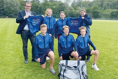 ... und der Eishockey-Nachwuchs aus der U13 und der U15 vom CE Timmendorfer Strand freuen sich über ihre neue Sportbekleidung.