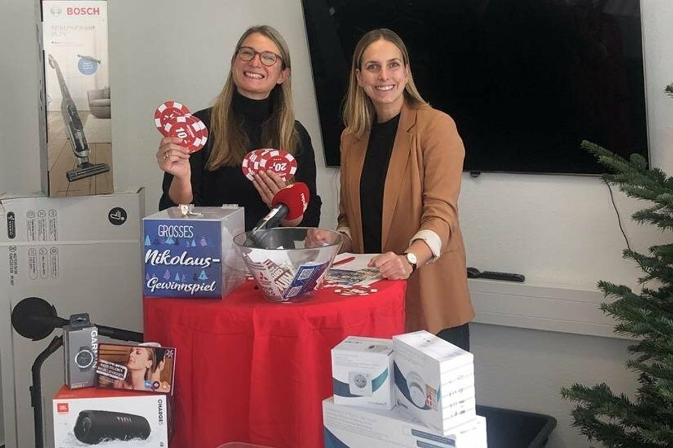 Unsere Glücksfeen Gesche Muchow (lks.) und Kristina Kolbe haben 25 Gewinner und Gewinnerinnen gezogen.