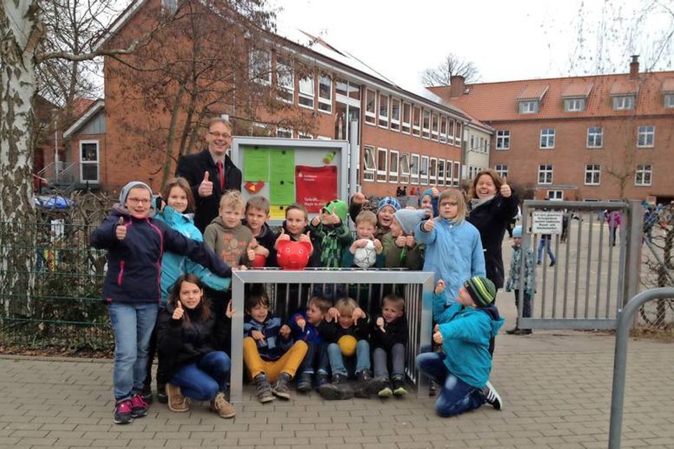 Karsten Wittorf von der Sparkasse Holstein(h.l.) und Schulleiterin Ines Schmidt (h.r.) zusammen mit den glücklichen Kindern