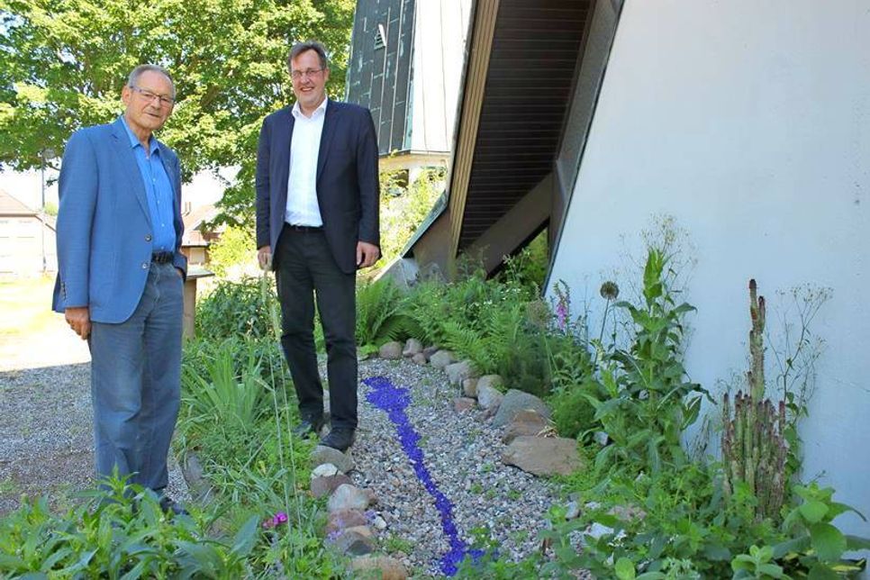 Kirchenhistoriker Jürgen Hering (lks.) und Pastor Knut Nippe inmitten des Bibelgartens.