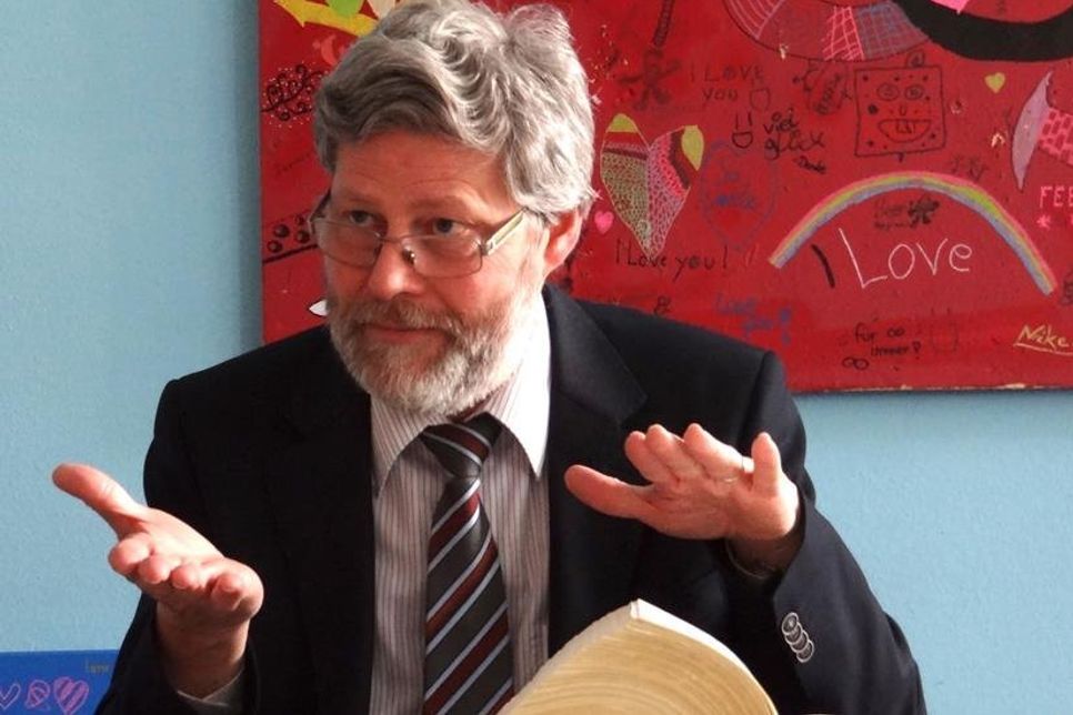 Albert Geusen-Rühle erklärt uns die Wichtigkeit des Grundgesetzes. (Foto: Heike Rhein)