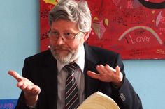 Albert Geusen-Rühle erklärt uns die Wichtigkeit des Grundgesetzes. (Foto: Heike Rhein)