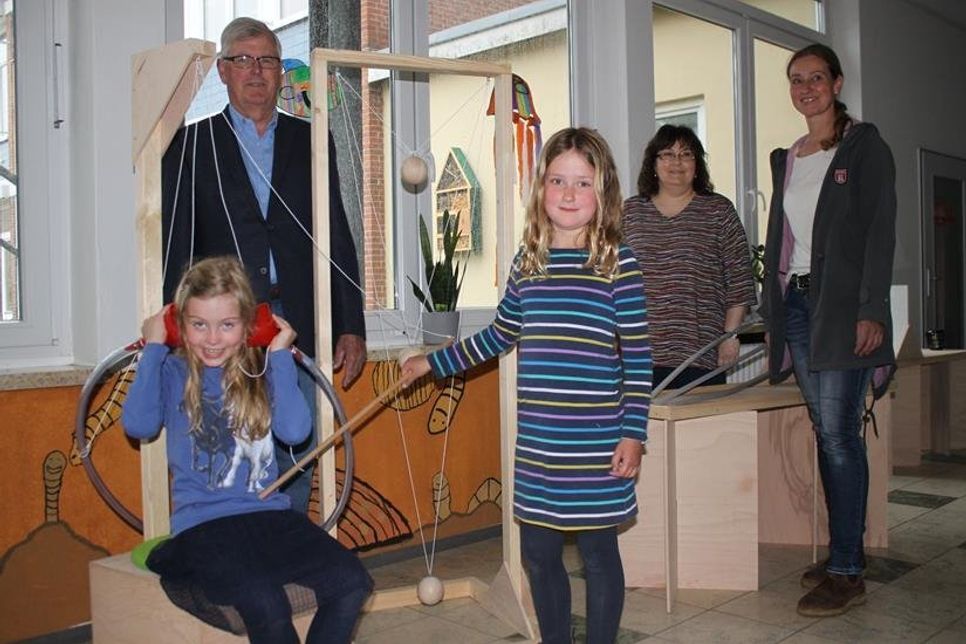 Leni und Leni aus der 1d probierten die Stationen sofort aus. Reimer Rohde von der Bürgerstftung, Lehrerin Angela Schunk und Monika Karstens als Beisitzerin im Förderverein Sterntaler (hi. v. lks.) freuten sich das Interesse.