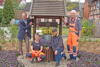 Der Brunnen bleibt auch weiter der „Hingucker“. Zur Zeit bieten Stiefmütterchen vielen Insekten Nahrung.
