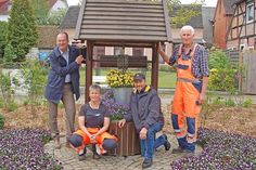 Der Brunnen bleibt auch weiter der „Hingucker“. Zur Zeit bieten Stiefmütterchen vielen Insekten Nahrung.