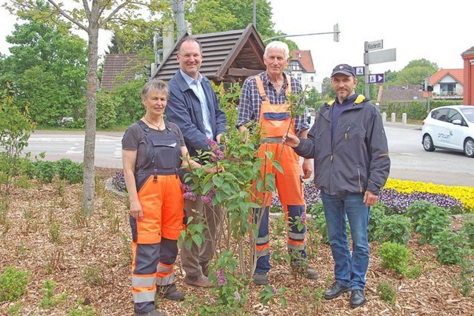 Die neue Blumenwiese an der Ecke Pohnsdorfer Straße / Kirchenstraße soll künftig von Frühjahr und Herbst in Blüte stehen. Heike Jappe, Bürgermeister Björn Demmin, Hinrich Kay und Hinrich Vollertsen sind mit der neuen „Insektenwiese“, die vor allem auch Bienen anlocken wird, mehr als zufrieden.