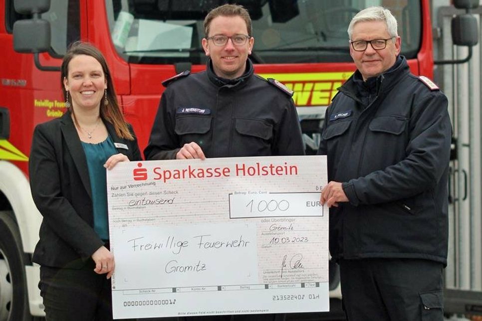 Offizielle Spendenübergabe durch Susann Gebler von der Sparkasse an die Feuerwehr.