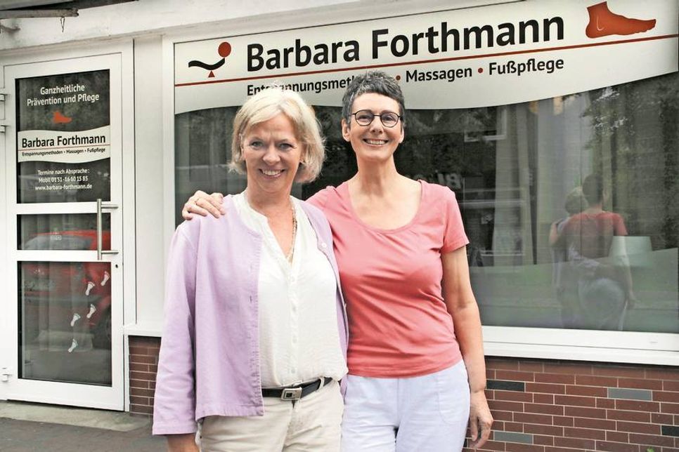Inke Klein (lks.) und Barbara Forthmann vor der Praxis für ganzheitliche Prävention und Pflege in der Bäderstraße 11. Die Heilpraktikerin und die Fachfußpflegerin praktizieren ab August unter einem Dach.