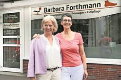 Inke Klein (lks.) und Barbara Forthmann vor der Praxis für ganzheitliche Prävention und Pflege in der Bäderstraße 11. Die Heilpraktikerin und die Fachfußpflegerin praktizieren ab August unter einem Dach.