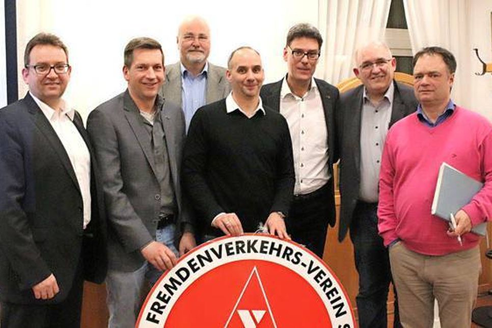 Der gesamte Vorstand (von links) 2. Beisitzere Olaf Thiemer, 3. Beisitzer Frank Karper, Kassenführer Stefan Arp, 1. Beisitzer Sascha Firmenich, 1. Vorsitzender Knut Lindau, Schriftführer Hans-Georg Schneider und 2. Vorsitzender Felix Franke.