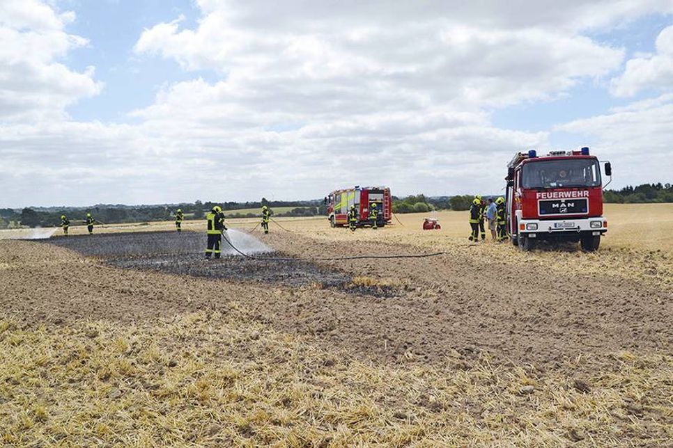 Auf einem Feld bei Groß Timmendorf kam es am Montagvormittag zu einem kleinen Flächenbrand. (Foto: René Kleinschmidt)