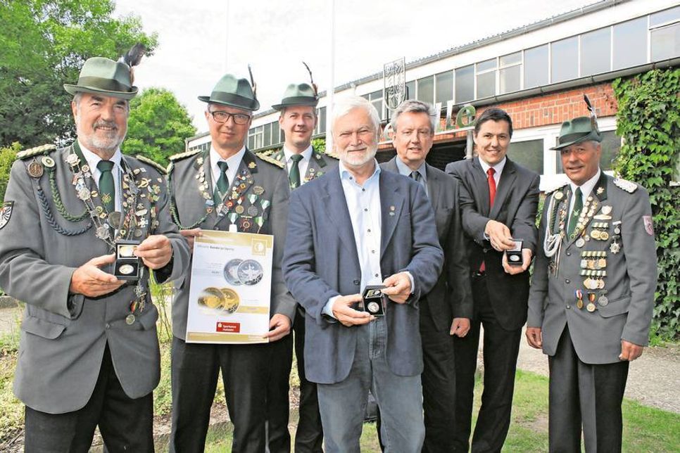 1. Ältermann Andreas Sielaff, 2. Ältermann Thorsten Krüger, Schriftführer Sören Kühlem, Bürgervorsteher Heinz Bäker, Michael Knippschild von Euromint, Marcus Path von der Sparkasse Holstein und Major Ulrich Dede (v. lks.) präsentierten die Sondermünzen.