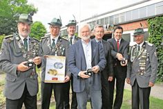 1. Ältermann Andreas Sielaff, 2. Ältermann Thorsten Krüger, Schriftführer Sören Kühlem, Bürgervorsteher Heinz Bäker, Michael Knippschild von Euromint, Marcus Path von der Sparkasse Holstein und Major Ulrich Dede (v. lks.) präsentierten die Sondermünzen.