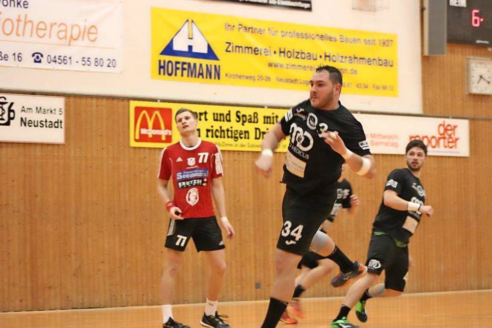 Kreisläufer und Publikumsliebling. Seine letzte Saison als Spieler der HSG Ostsee I krönte Martin Ambrosius mit dem Sieg im Landespokal und dem Aufstieg in Liga 3.