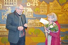 Bürgervorsteher Hans-Jürgen Gärtner würdigte das langjährige ehrenamtliche Wirken von Heidi Bräuer und zeichnete sie mit dem Preetzer Bürgerpreis 2021 aus.
