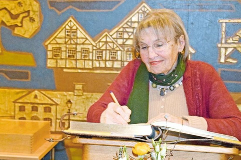 Zum Schluss der Feierstunde durfte sich Heidi Bräuer in das goldene Buch der Stadt eintragen, als Preisträgerin natürlich an erster Stelle.