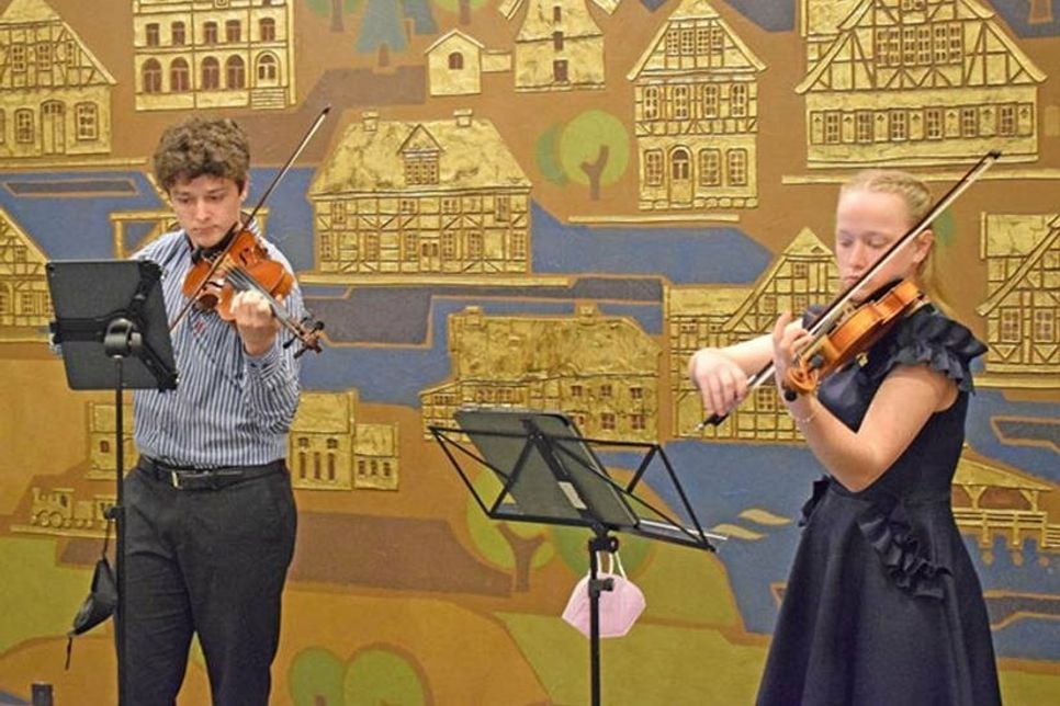 Das Streicher-Duo John und Amelia Fellows gaben der Feierstunde im Ratssaal eine würdige musikalische Umrahmung