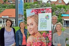 Die Leiterin der Tourist Info Caroline Backmann und Mitarbeiterin Karen Suhr (l.) sowie Bürgermeister Jens Paustian und Kristin Dobe vom Verein Stadtmarketing (r.) werben um letzte Anmeldungen zum Städtetag auf der Landesgartenschau am 14. Juli.