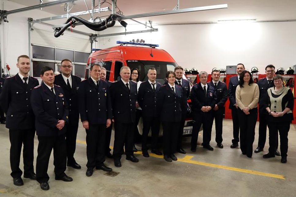Die Beförderten und Geehrten der Feuerwehr Haffkrug mit Bürgermeisterin Bettina Schäfer und Bürgervorsteherin Anja Bendfeldt (vorne re.).