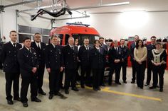 Die Beförderten und Geehrten der Feuerwehr Haffkrug mit Bürgermeisterin Bettina Schäfer und Bürgervorsteherin Anja Bendfeldt (vorne re.).