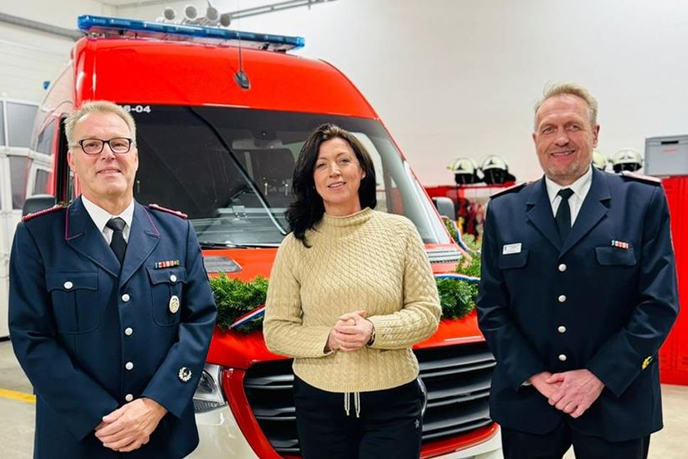 Ortswehrführer Jürgen Kraemer, Bürgermeisterin Bettina Schäfer und der stellvertretende Kreiswehrführer Lars Wellmann (v. lks.) vor dem neuen Mannschaftstransportwagen.