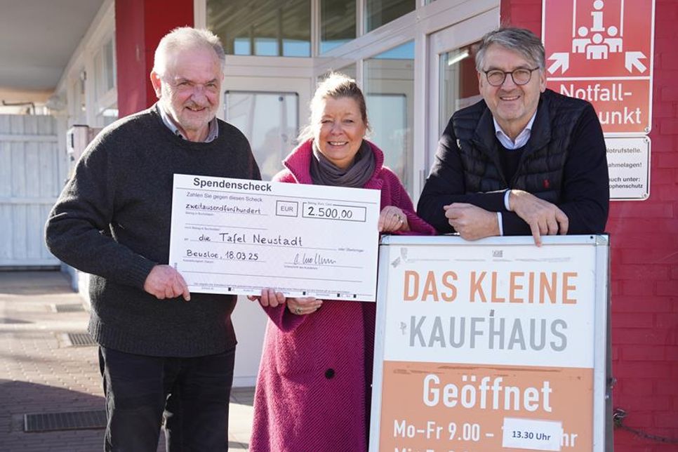 Vorsitzender der Tafel Olf Leder, Annekathrin Schmidt und Thilo Gollan (v. lks.) von der Firma Gollan bei der Spendenübergabe.