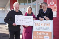 Vorsitzender der Tafel Olf Leder, Annekathrin Schmidt und Thilo Gollan (v. lks.) von der Firma Gollan bei der Spendenübergabe.