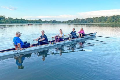 Diese vier Frauen kennen sich mit komplexen Bewegungsabläufen, die Koordination, Konzentration und Muskelaufbau fördern, bestens aus – von Berufs wegen. Denn das Team „(Dett)Mann über Board“ besteht aus Physio- und Ergotherapeutinnen, die sich am kommenden Sonnabend, 20. September, auf der Firmen-Regatta des Germania-Rudervereins Eutin mit anderen Mannschaften messen. Und trotz aller theoretischen Kenntnisse musste der Frauenfünfer der Praxis für Physio- und Ergotherapie Melanie Dettmann schnell feststellen, dass das Training unter Anleitung von Christian Noel dringend nötig ist. Schließlich möchte man gut ins Ziel kommen