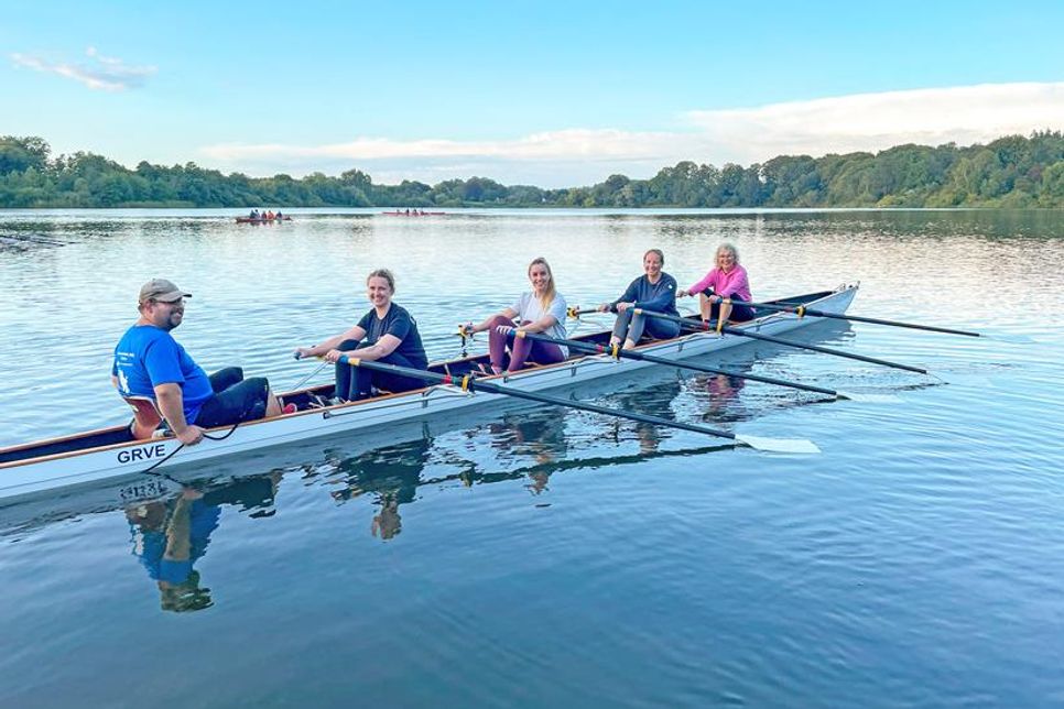 Diese vier Frauen kennen sich mit komplexen Bewegungsabläufen, die Koordination, Konzentration und Muskelaufbau fördern, bestens aus – von Berufs wegen. Denn das Team „(Dett)Mann über Board“ besteht aus Physio- und Ergotherapeutinnen, die sich am kommenden Sonnabend, 20. September, auf der Firmen-Regatta des Germania-Rudervereins Eutin mit anderen Mannschaften messen. Und trotz aller theoretischen Kenntnisse musste der Frauenfünfer der Praxis für Physio- und Ergotherapie Melanie Dettmann schnell feststellen, dass das Training unter Anleitung von Christian Noel dringend nötig ist. Schließlich möchte man gut ins Ziel kommen
