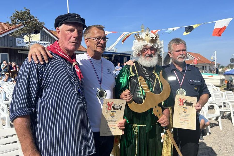 Posierten gekonnt mit Neptun (2. v. re.):  1. Vorsitzender des Fischervereins Michael Höppner, Tourismusleiter und Ehrenaalritter Thorsten Dücker sowie Wehrführer und Ehrenaalritter Manfred Lübke (v. lks.).