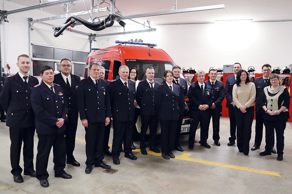 Die Beförderten und Geehrten der Feuerwehr Haffkrug mit Bürgermeisterin Bettina Schäfer und Bürgervorsteherin Anja Bendfeldt (vorne rechts).