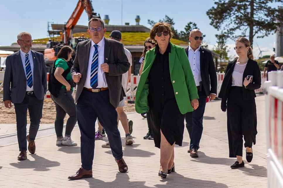 Ministerin Sütterlin-Waack im neuen Dünenpark mit Bürgermeister Sebastian Rieke und Bürgervorsteher Matthias Dammer (v. re.).