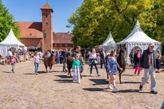 Stöbern, genießen und entdecken: Auf der Ambienta können die Besucher durch den idyllischen Innenhof von Gut Sierhagen schlendern – umgeben von liebevoll gestalteten Ausstellerständen. (Foto: Marianne Schreier)