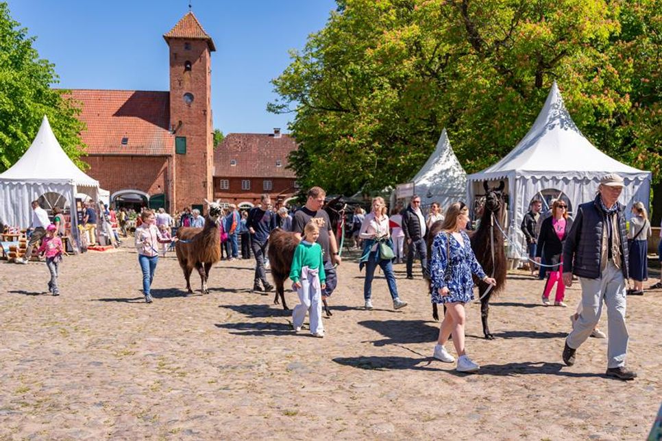 Stöbern, genießen und entdecken: Auf der Ambienta können die Besucher durch den idyllischen Innenhof von Gut Sierhagen schlendern – umgeben von liebevoll gestalteten Ausstellerständen. (Foto: Marianne Schreier)
