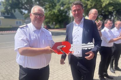 Gemeindewehrführer Hartmut Junge (lks.) erhielt den symbolischen Schlüssel für die neuen Fahrzeuge von Bürgermeister Michael Robien.