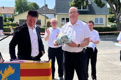 Über 40 Jahre ehrenamtliche Arbeit: Der langjährige Amtswehrführer Michael Bendt (Mi.) gab auf eigenen Wunsch sein Amt ab.