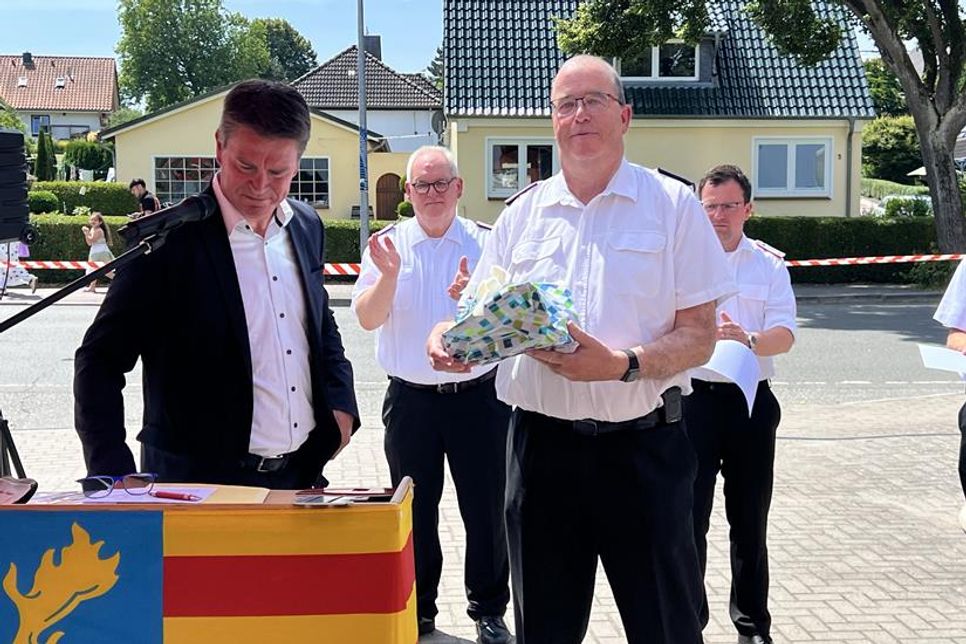 Über 40 Jahre ehrenamtliche Arbeit: Der langjährige Amtswehrführer Michael Bendt (Mi.) gab auf eigenen Wunsch sein Amt ab.