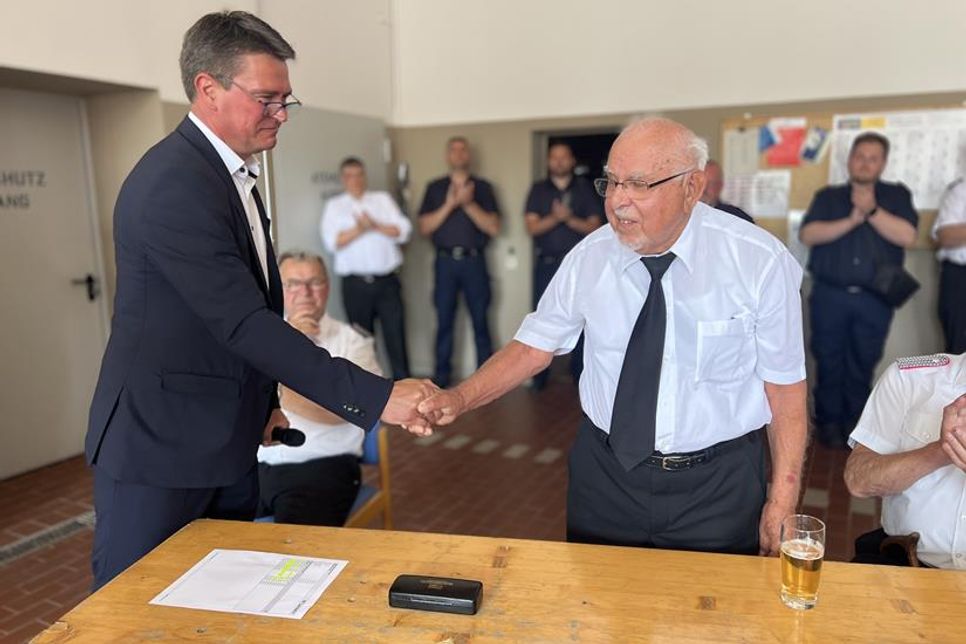 Ein besonderes Jubiläum: Seit 70 Jahren ist Manfred Höfs (re.) in der Feuerwehr.
