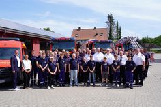 Die Lensahner Wehr mit Bürgermeister Michael Robien (lks.) und Sina Bumann aus dem Fachbereich Bauleitplanung und Brandschutz des Amtes Lensahn (2. v. lks.) vor den neuen Fahrzeugen.