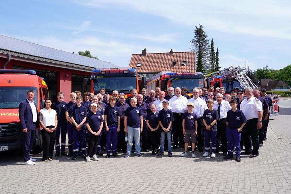 Die Lensahner Wehr mit Bürgermeister Michael Robien (lks.) und Sina Bumann aus dem Fachbereich Bauleitplanung und Brandschutz des Amtes Lensahn (2. v. lks.) vor den neuen Fahrzeugen.