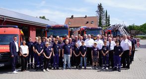 Die Lensahner Wehr mit Bürgermeister Michael Robien (lks.) und Sina Bumann aus dem Fachbereich Bauleitplanung und Brandschutz des Amtes Lensahn (2. v. lks.) vor den neuen Fahrzeugen.