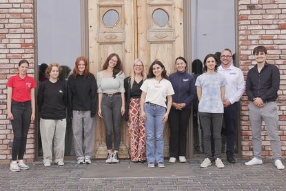 Barbara Stallauke (lks.) vom Aus- und Weiterbildungsteam bei der Begrüßung aller Auszubildenden entlang der Küste, von Cuxhaven über Burg auf Fehmarn bis nach Usedom.
