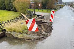 Diese Verkehrsinsel in der Dorfstraße in Haffkrug wurde schwer beschädigt.