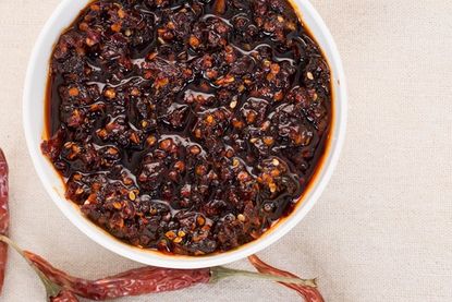 Das Beste daran: Chili Crisp lässt sich überraschend einfach selbst herstellen.