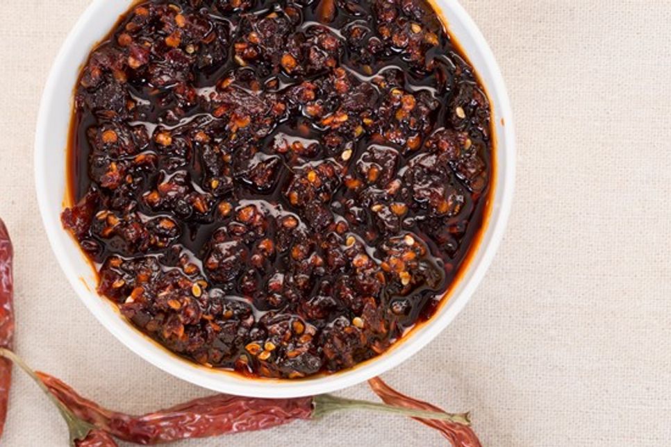 Das Beste daran: Chili Crisp lässt sich überraschend einfach selbst herstellen.
