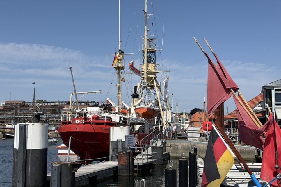 Das Feuerschiff „Fehmarnbelt“ konnte ebenfalls besichtigt werden und auch die Seenotretter bereicherten das Fest.
Feuerschiffe dienten früher als schwimmende Leuchttürme und markierten gefährliche Seegebiete, bevor diese Aufgaben von festen Leuchttürmen und modernen Navigationssystemen übernommen wurden.
