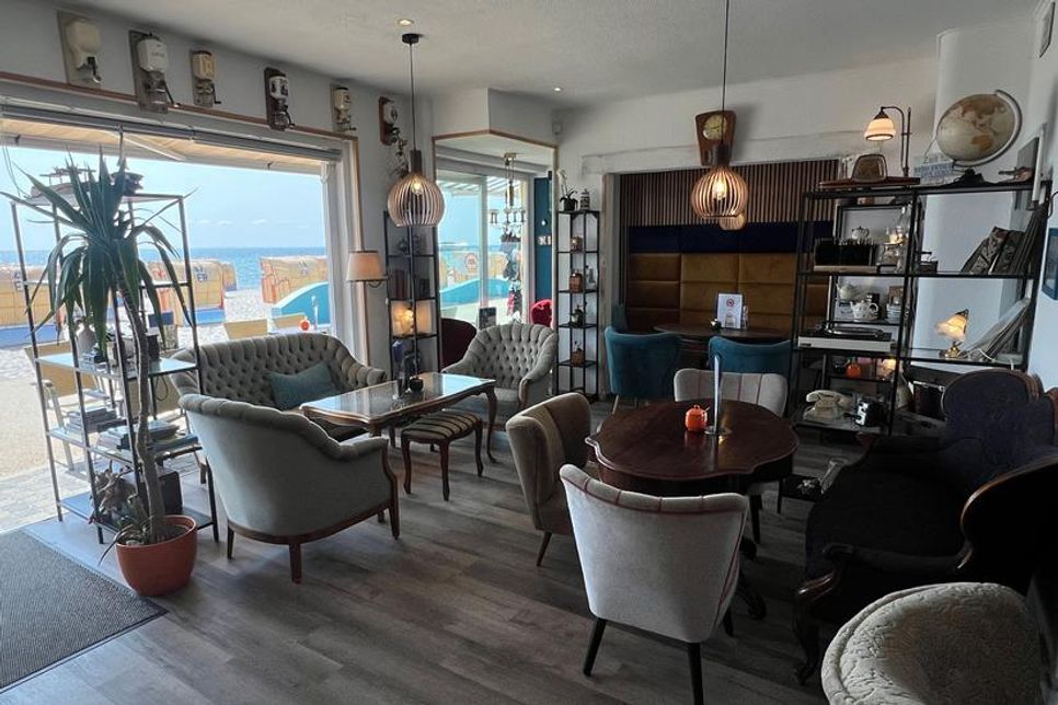 Crêpes, Cocktails und Live-Musik: EWA’s Sandbar ist Kellenhusens Treffpunkt für Genießer.