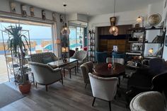 Crêpes, Cocktails und Live-Musik: EWA’s Sandbar ist Kellenhusens Treffpunkt für Genießer.