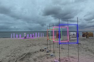 Leuchtende Rechtecke setzten den Strand vor der Kulisse der Ostsee eindrucksvoll in Szene.